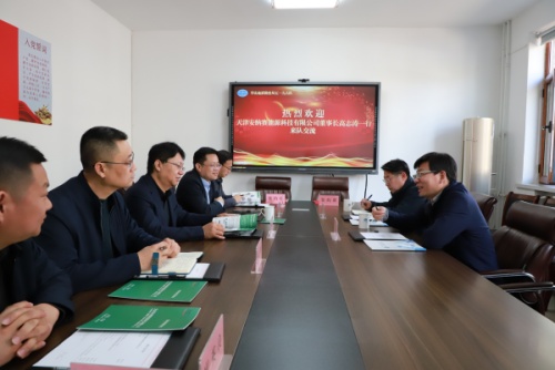 会议室座谈队.jpg